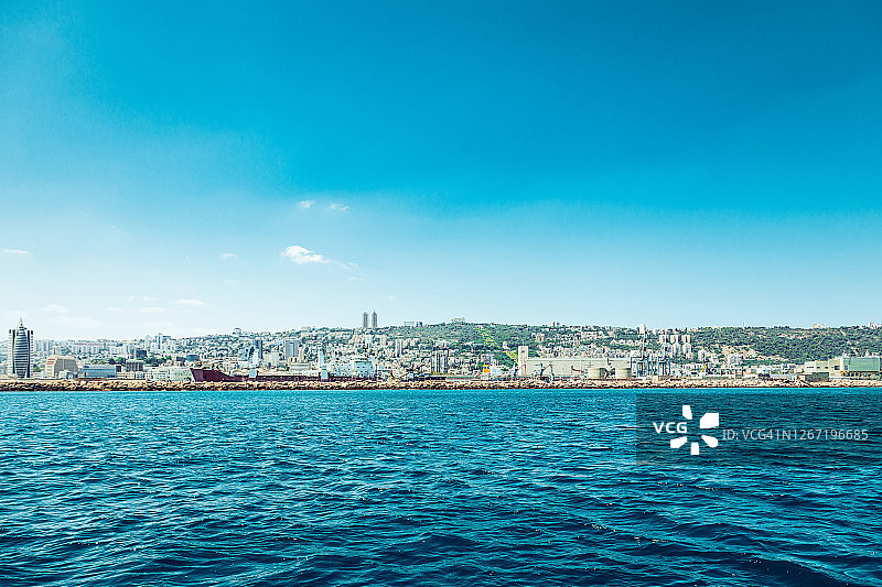 从地中海眺望海法的远景图片素材