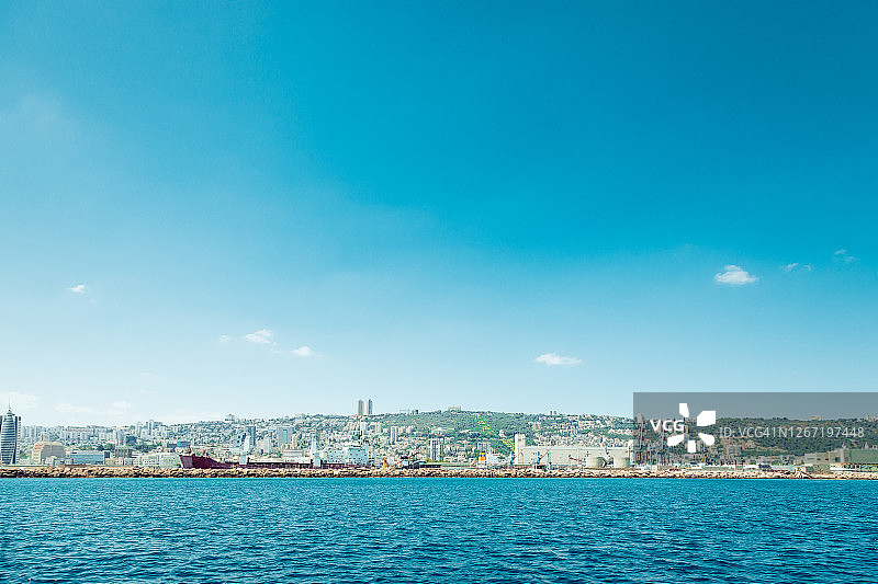 从地中海航行的游艇上眺望海法的远处景色图片素材