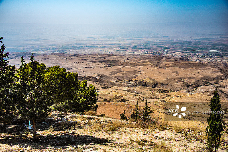 从尼泊山西亚加山顶俯瞰死海东北部，约旦图片素材