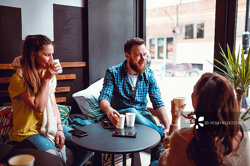 咖啡时光：在酒吧里与朋友相聚图片素材