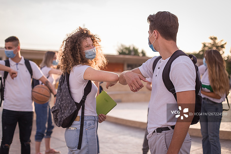 疫情期间学生返校学习场景图片素材