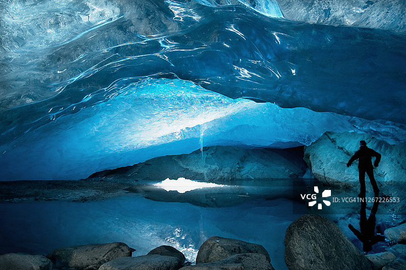 挪威尼加兹布林冰川冬季冰洞内部图片素材