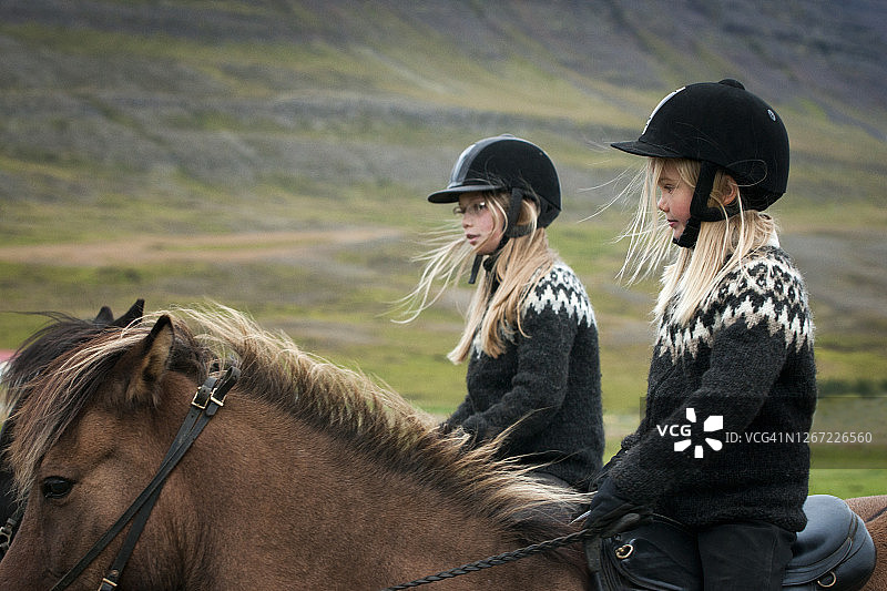 冰岛姐妹骑马图片素材