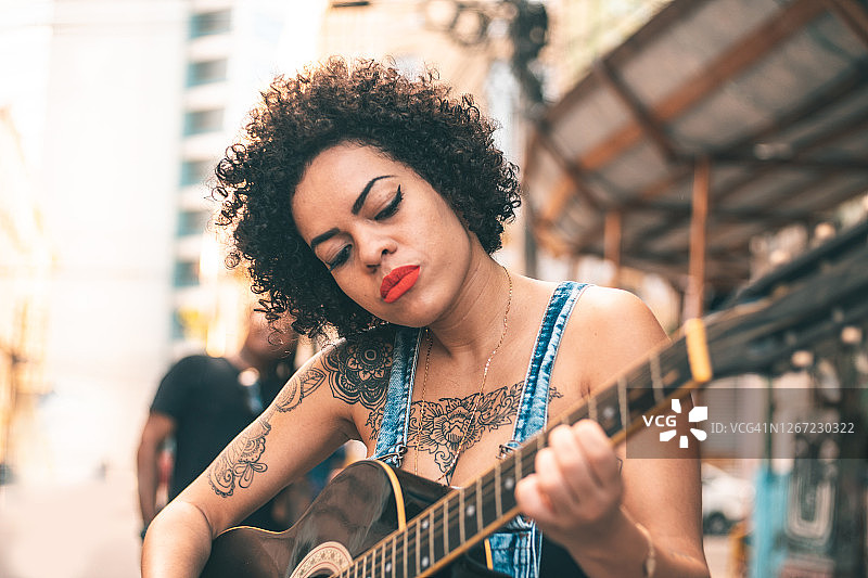 女子在户外弹吉他图片素材
