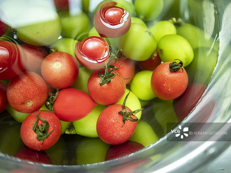 水中混合樱桃番茄和绿葡萄形成的抽象图案图片素材