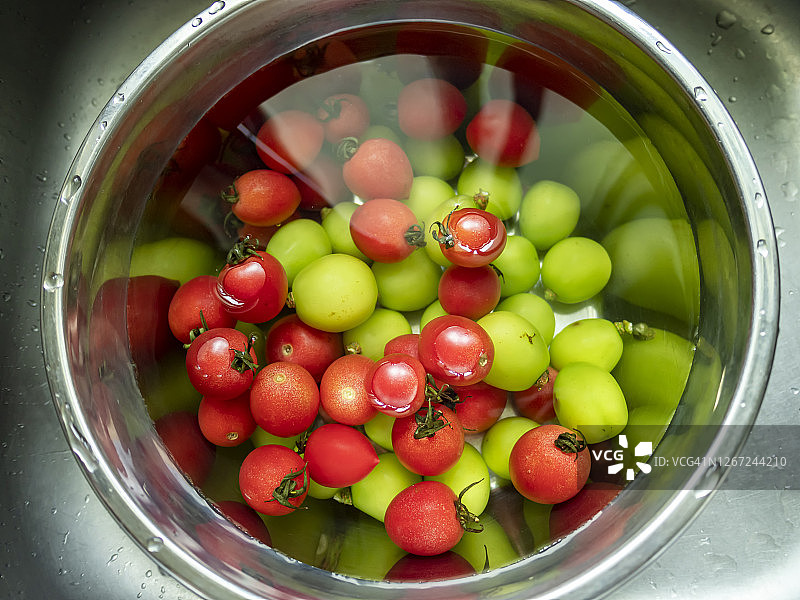 水中混合樱桃番茄和绿葡萄形成的抽象图案图片素材