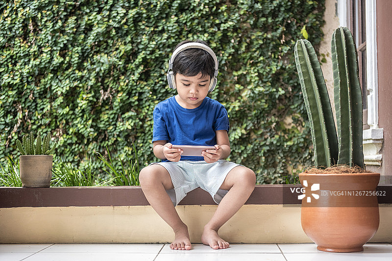 使用智能手机的小男孩图片素材