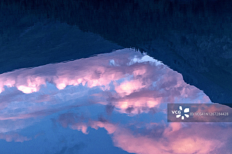 俄罗斯阿尔泰别卢哈山湖泊日落图片素材