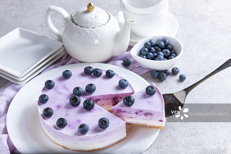 香草蓝莓芝士蛋糕，饰以新鲜浆果图片素材