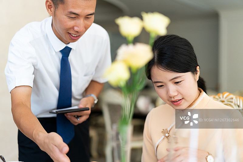 服务员为客人介绍菜品图片素材