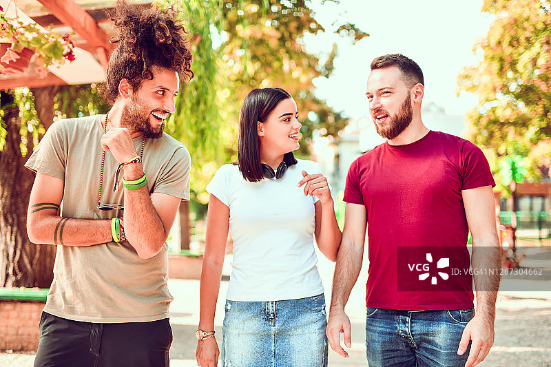 朋友们一起在城市公园散步图片素材