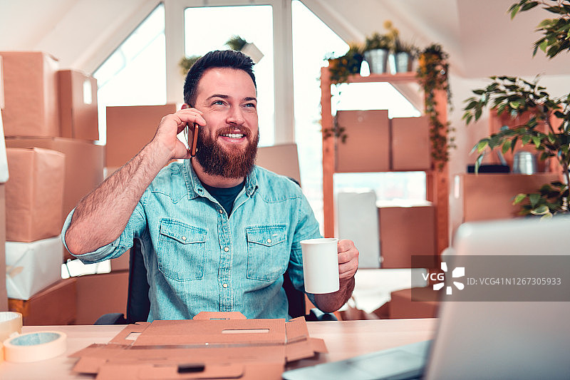 快递员早上联系客户寄包裹图片素材