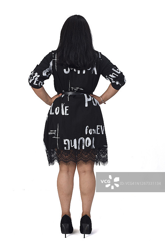 白色背景上的拉丁女人全身像图片素材