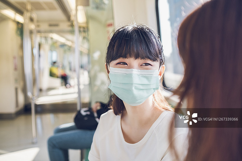 在地铁站台上戴口罩的女孩图片素材