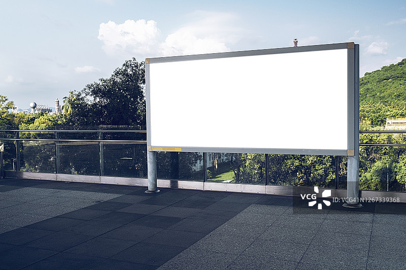 城市中的空白广告牌图片素材