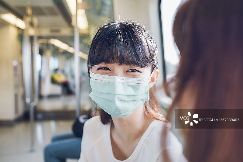在地铁站台上戴口罩的女孩图片素材