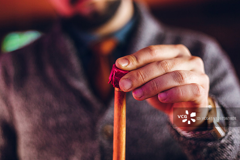 手持台球杆的年轻男人图片素材