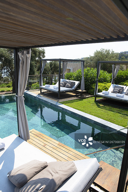 热带海边游泳池旁的浪漫凉亭图片素材