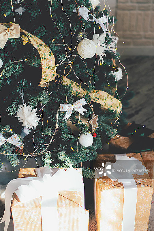 装饰着许多礼物的圣诞树图片素材