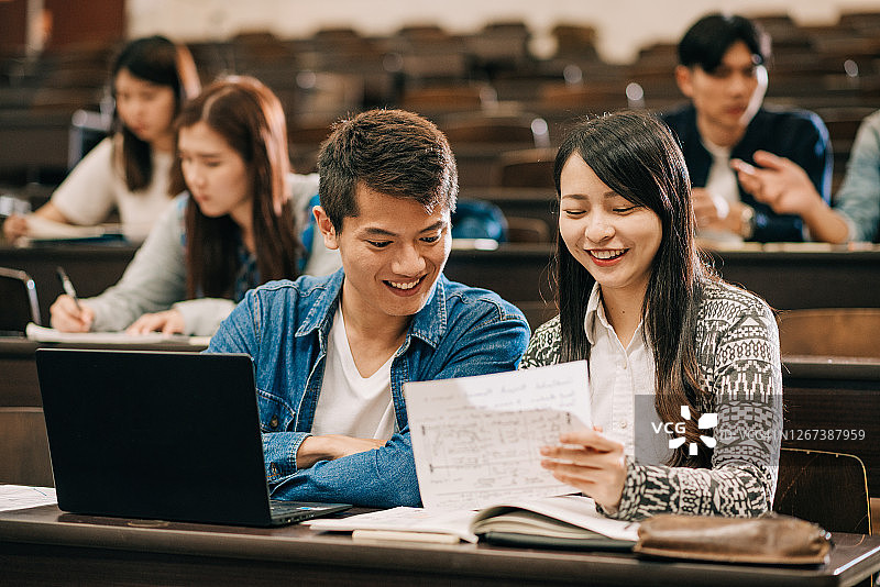 学生们重返大学，共同规划新的科研任务。图片素材