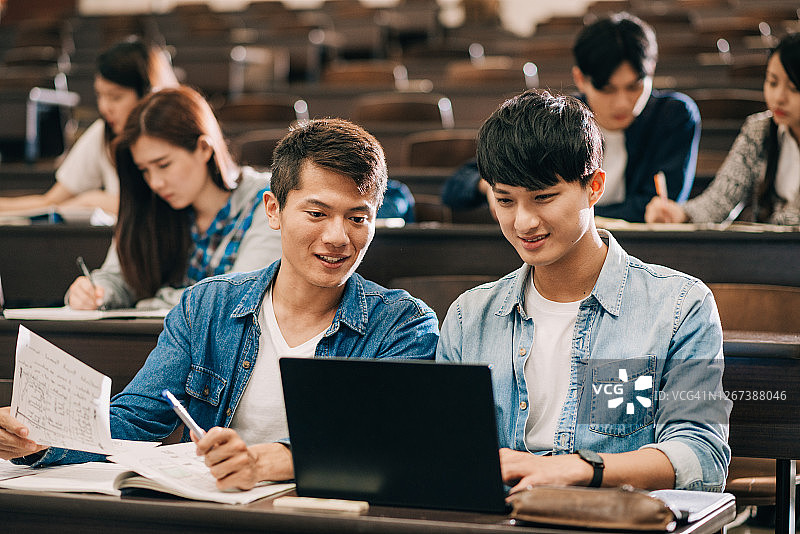 学生们返回大学图片素材