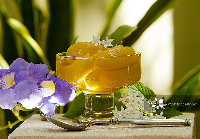 精致甜点：腌制桃片和水果甜酒图片素材