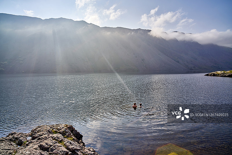 两个少年在夏季的清晨在湖里野泳图片素材