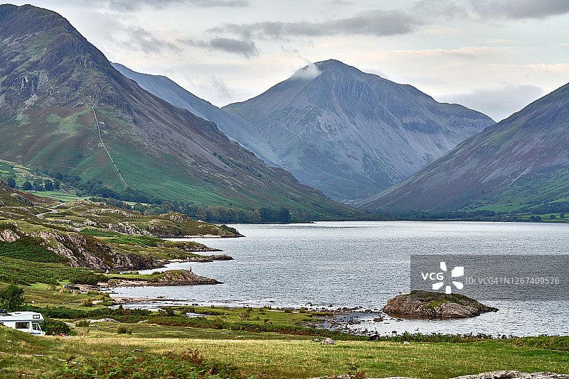 坎布里亚郡的瓦斯特沃特湖，远处可见大山墙图片素材