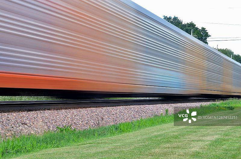 飞驰的货运列车图片素材