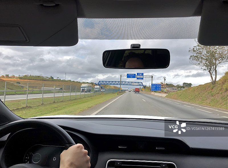 视角：女司机在高速公路上图片素材