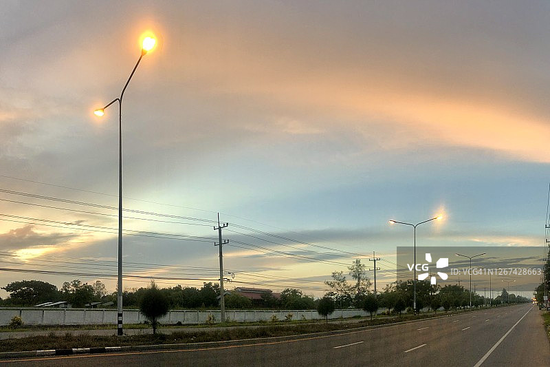 华欣早晨的公路与绚丽的天空图片素材