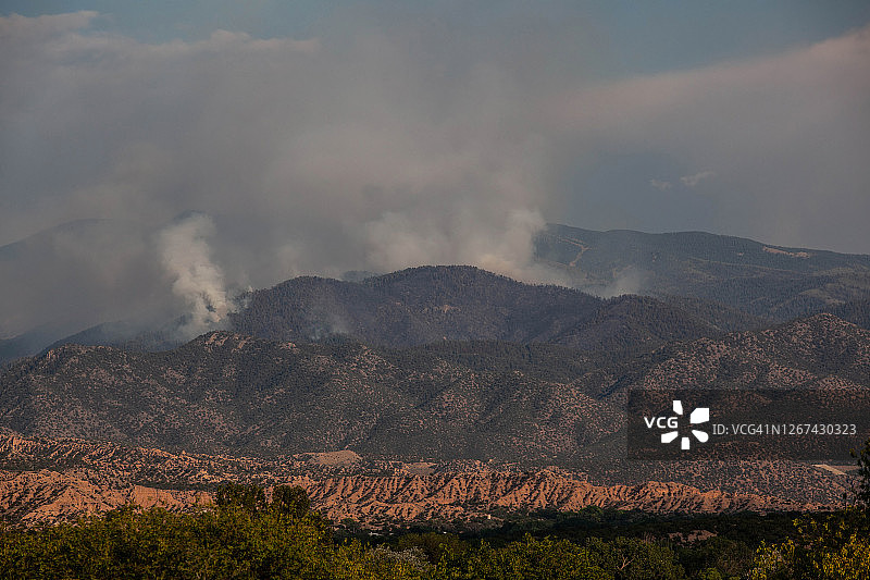 新墨西哥州圣达菲国家森林里奥恩梅迪奥的火灾图片素材