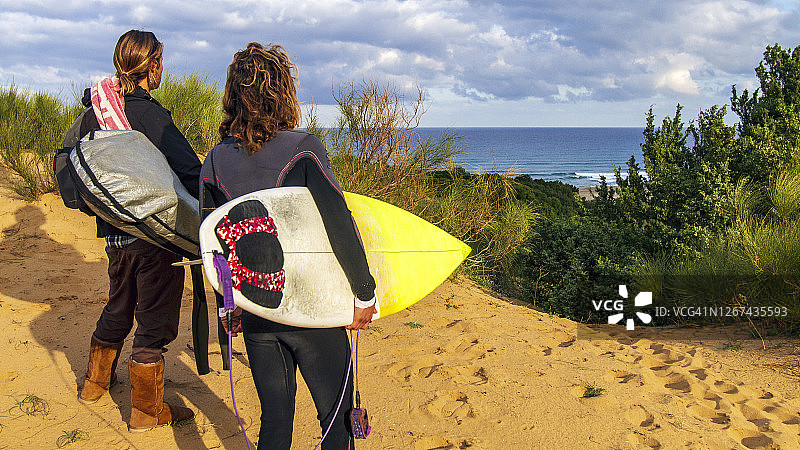 突尼斯，地中海海滩上的冲浪者图片素材