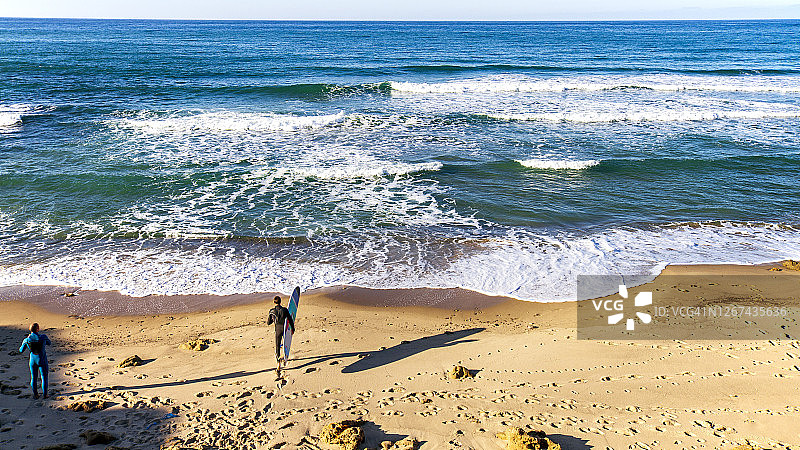 突尼斯，地中海海滩上的冲浪者图片素材