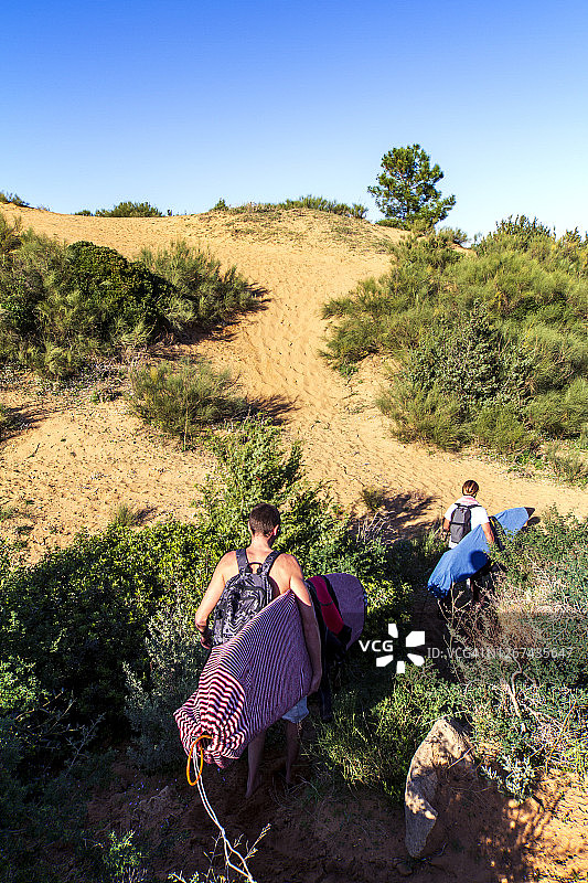 突尼斯，地中海海滩上的冲浪者图片素材