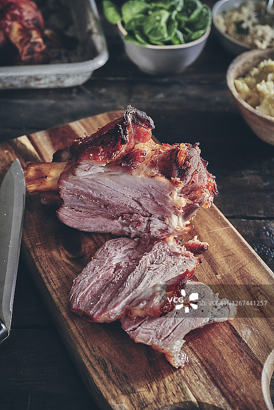 烤猪肘配 Sauerkraut 和土豆泥图片素材