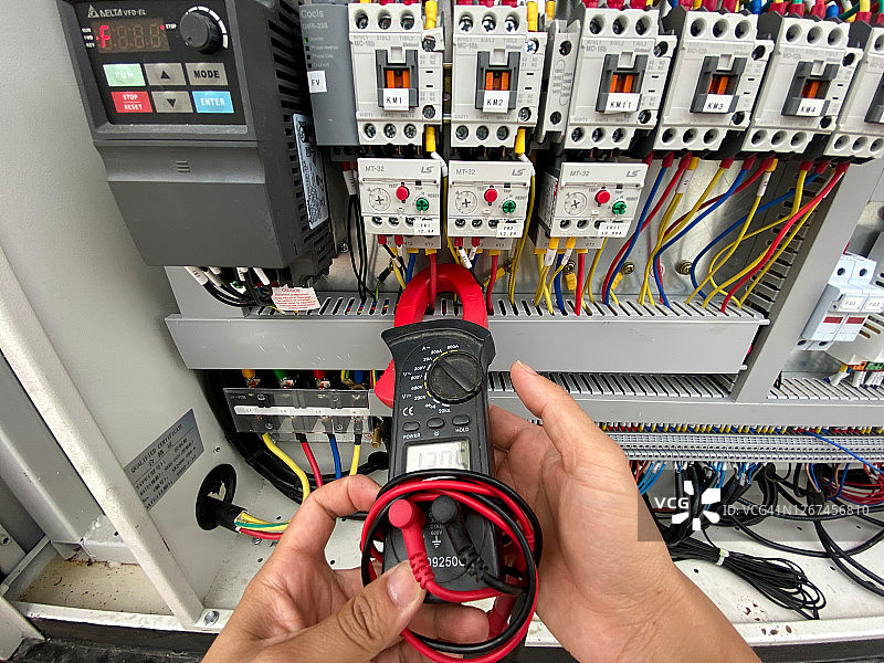 人手用仪表测量安培图片素材