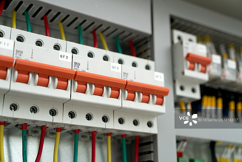 电气控制柜中的电源开关侧面图图片素材