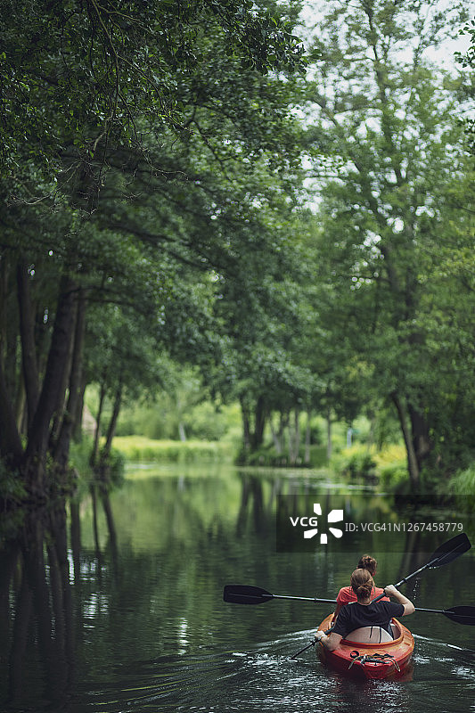 在德国勃兰登堡州吕贝瑙森林中划皮划艇的两个女人图片素材