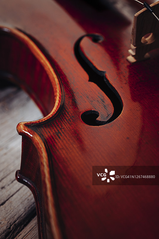 旧小提琴木桌特写图片素材