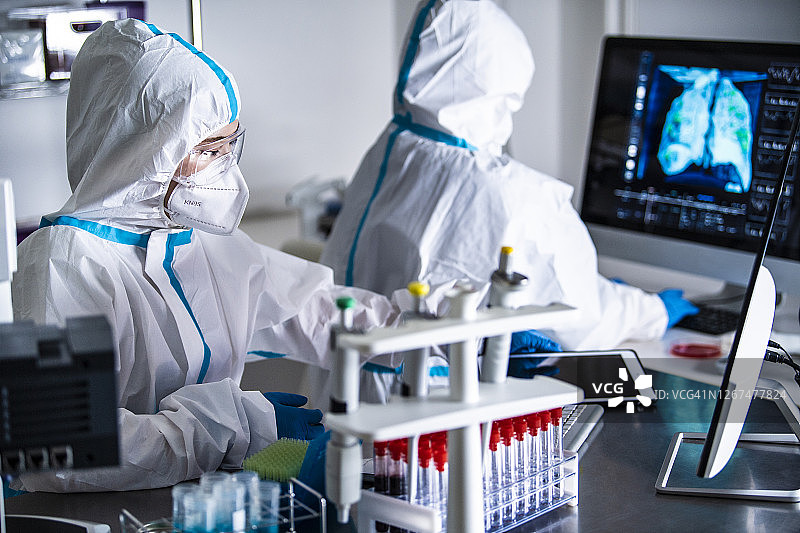 女研究员分析新型冠状病毒图片素材