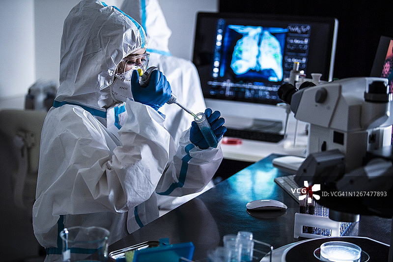 女研究员分析新型冠状病毒图片素材