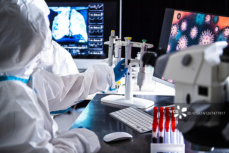 科学家进行病毒分析图片素材