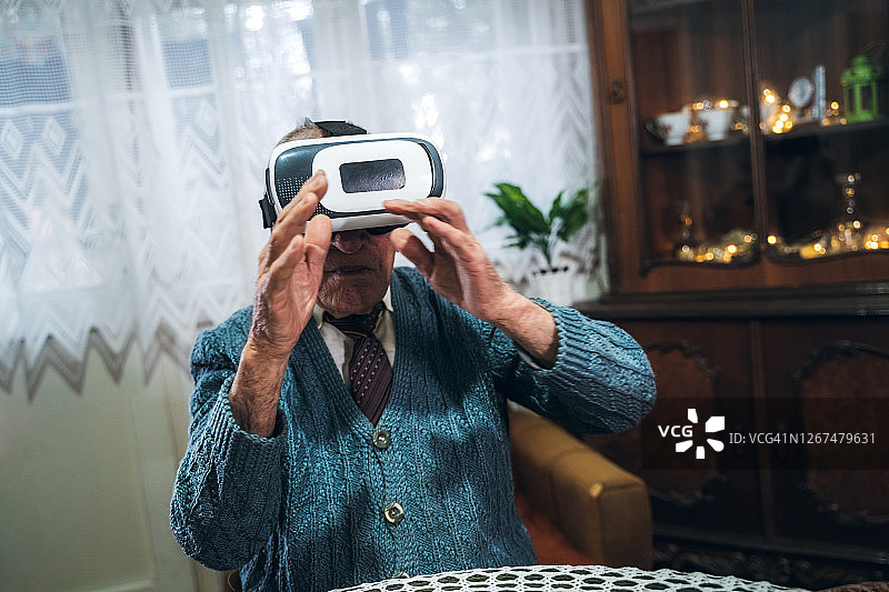 老人使用VR设备图片素材