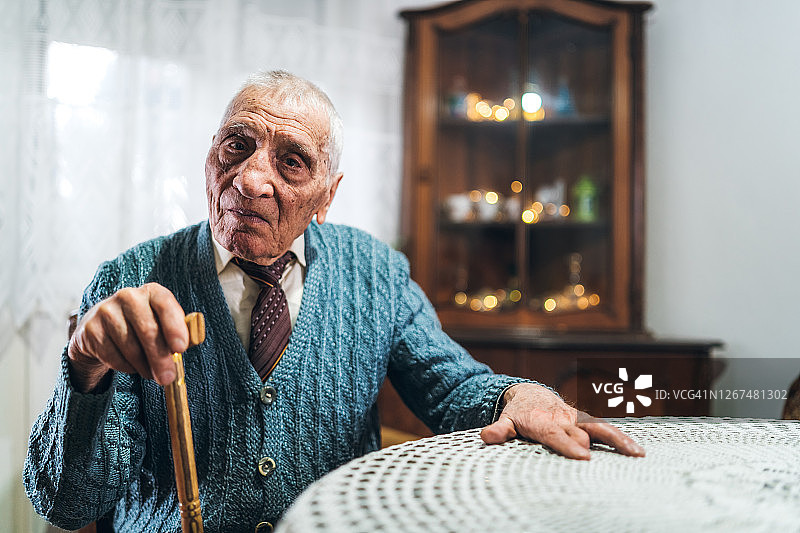 拄着拐杖的老年男人图片素材