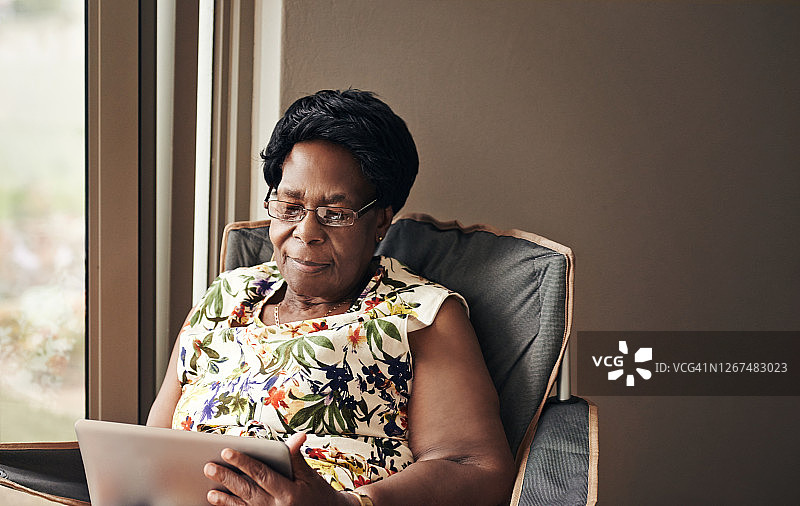 她再也不用担心失去联系了图片素材