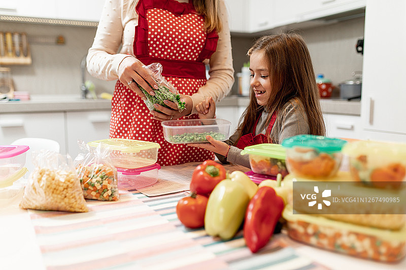 母女准备食物图片素材
