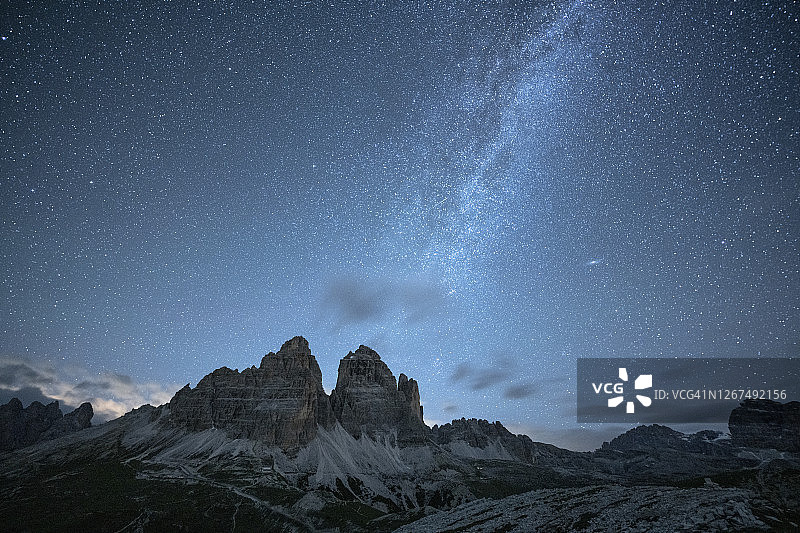 意大利多洛米蒂山拉瓦莱多三峰的银河系图片素材