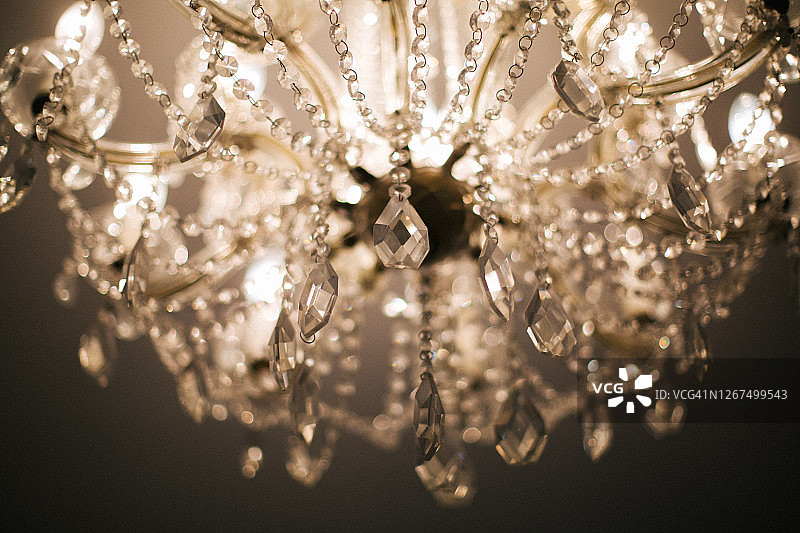 带浪漫灯光的豪华水晶吊灯图片素材