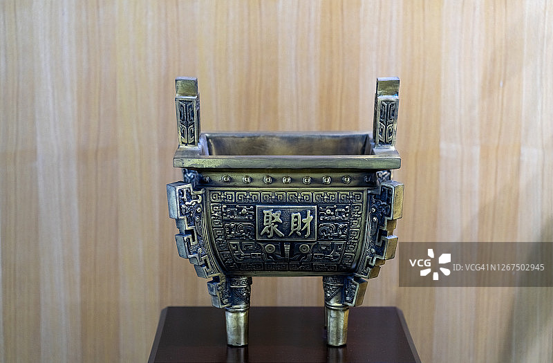 仿古中国青铜器“鼎”图片素材